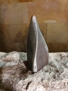 Pirámide torsionada de base triangular