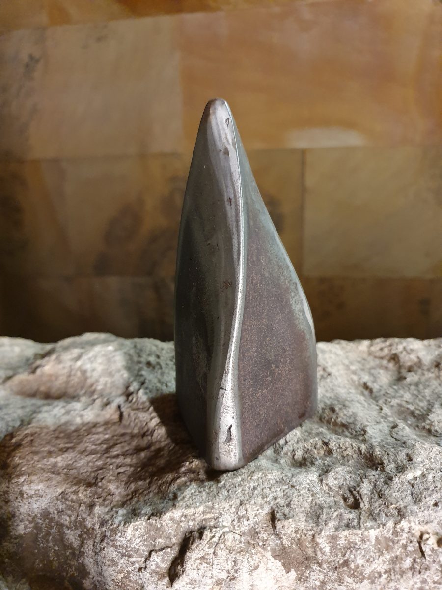 Pirámide torsionada de base triangular