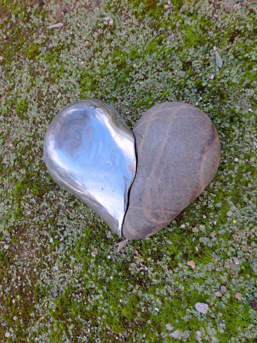 Corazón de piedra y metal